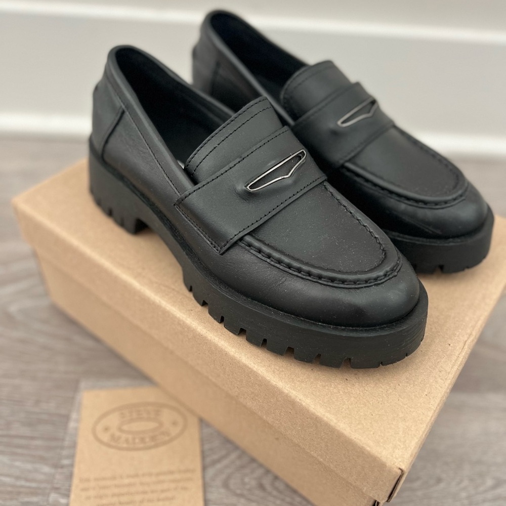 Steve Madden women’s Black Loafers size 8